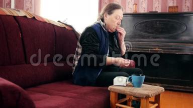 老年妇女----家中的老年妇女服用药物----养老金保健